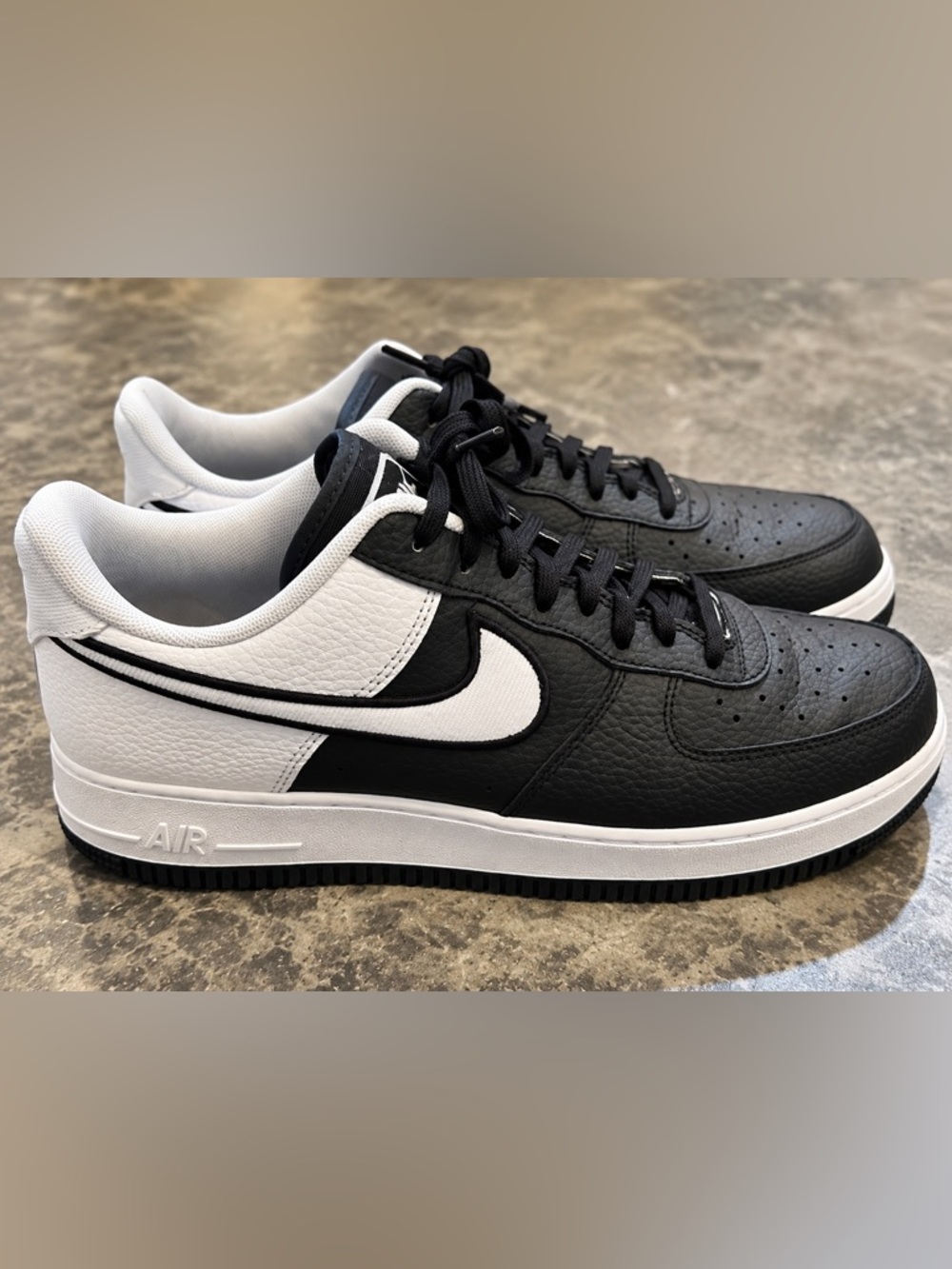 Nike Black/White Low-Top Sneakers with Contrast Swoosh